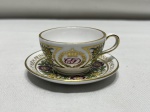 Linda miniatura de xícara em porcelana Spode England ricamente decorada com flores e friso ouro. Medindo 4,5cm x 2,5cm de altura.