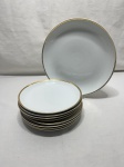 Jogo de servir bolocom 8 pratinhos em porcelana Steatita com friso ouro. Medindo o de servir 27cm de diâmetro, sobremesa 19cm de diâmetro.