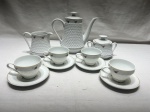 Conjunto para servir café com 7 peças em porcelana Real com relevos, floral e friso ouro. Medindo o bule 15cm de altura.