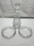 Lote de garrafa licoreira e 2 petisqueiras redondas em demicristal moldado. Medindo a licoreira 31cm de altura.