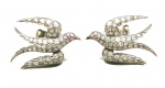 ALTA JOALHERIA  PAR DE BRINCOS EM PLATINA, ANDORINHAS EM VOO CRAVEJADAS COM 54 BRILHANTES (aprox. 1,5 ct). Exuberante Par de brincos em platina, representando andorinhas em voo, com corpo e asas integralmente cravejados com brilhantes (cobrindo praticamente toda superfície de metal) totalizando aproximadamente 1,5 ct, e detalhe em rubi nos olhos. Desenho naturalista, de linhas elegantes e boa leitura volumétrica. Fechos com sistema de pressão. Medidas 3,2 x 2 cm. Peso 14,46 g.