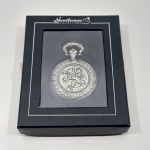 Relógio de Bolso, Coleção Gentleman`s, Na Caixa Original, Sem Uso, Em Ótimo Estado de Conservação, Não testado o funcionamento. Medidas da Caixa: Altura: 2 cm, Largura: 10 cm, Comprimento: 12,5 cm, Peso Total: 100 g.