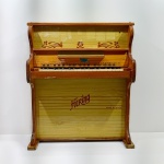 Piano Infantil em Madeira Hering, Com Detalhes pelo Uso, Com algumas das Teclas Funcionando.  Medidas: Altura: 76 cm, Largura: 28,5 cm, Comprimento: 62 cm, Peso: 11060 g.