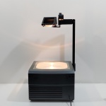 Antigo Retroprojetor 3M, Ligando, mas não testado o funcionamento. Medidas: Altura: 72 cm, Largura: 42 cm, Comprimento: 39,5 cm, Peso: 7960 g.