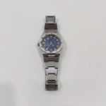 Relógio de Pulso Masculino, Marca Omega, Pulseira em Metal, Com detalhes na Pintura, Não testado o Funcionamento. Medidas: Altura: 2 cm, Largura: 3,5 cm, Comprimento: 9 cm, Peso: 100 g.