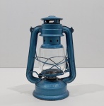 Antigo Lampião a Querosene, Brand Lion, Número 235, Em Metal e Vidro, Com Detalhes pelo Tempo e Uso. Medidas: Altura: 23,5 cm, Largura: 11,5 cm, Comprimento: 14 cm, Peso: 370 g.