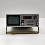 Antiga Mini TV Portátil Rádio AM-FM, Marca Sanyo, Modelo TPM2100, Com a Capa, Não acompanha o fio, Não testado o funcionamento. Medidas com a Capa: Altura: 6 cm, Largura: 18,5 cm, Comprimento:  14,5 cm, Peso: 930 g.