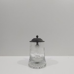 Caneca de Chopp em Cristal,  Tampa em Estanho, Com um Pequeno Rachado na Parte de Trás, para decoração. Medidas: Altura: 16 cm, Largura: 12,5 cm, Comprimento: 10 cm, Peso: 770 g.