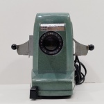 Antigo Projetor de Slides, Marca SVE, Modelo A, Década de 40/50, Ligando, mas não testado o funcionamento. Medidas: Altura: 22 cm, Largura: 29 cm, Comprimento: 13 cm, Peso: 2600 g.