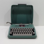  Máquina de Escrever, Marca Olivetti, Modelo LETTERA 82, Não testada. Medidas: Altura: 9 cm, Largura: 33 cm, Comprimento: 30,5 cm, Peso: 3790 g.