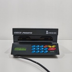 Impressora de Cheques, Marca Chronos, Modelo Check-Pronto Multi-31100, Ligando, mas não testado o funcionamento. Medidas: Altura: 15 cm, Largura: 20 cm, Comprimento: 25 cm, Peso: 5380 g.