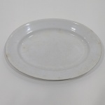Travessa Oval em Porcelana Inglesa Branca, Marca J. & G. Meakin, Com pequeno Bicado e Desgastes pelo Uso. Medidas: Altura: 4 cm, Largura: 29 cm, Comprimento: 41 cm, Peso: 1240 g.