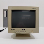 Monitor Color CTR, Marca Proview, Modelo PU-564D, Não acompanha o fio, Ligando, mas não testado o funcionamento. Medidas: Altura: 39,5 cm, Largura: 37,5 cm, Comprimento: 42 cm, Peso: 12710 g.