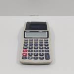 Calculadora Impressora Portátil, Marca Casio, Modelo HR-8TM, Ligando, mas não testado o funcionamento. Medidas: Altura: 3 cm, Largura: 10 cm, Comprimento: 19,5 cm, Peso: 270 g.