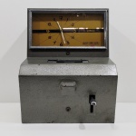 Relógio de Ponto, Marca Dimep, Não testado o funcionamento. Medidas: Altura: 47 cm, Largura: 32,5 cm, Comprimento: 36 cm, Peso: 15810 g.