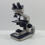 Microscópio Binocular, Marca Nikon, Modelo Alphaphot-2 YS2, Com Detalhes pelo Uso, Não testado o funcionamento. Medidas: Altura: 38 cm, Largura: 22,5 cm, Comprimento: 18 cm, Peso: 5560 g.