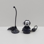 Conjunto Webcam e Microfone de Mesa, Marca Tomate,  outro sem marca aparente, Não testado o funcionamento de Nenhum. Medidas do Maior: Altura: 10 cm, Largura: 6 cm, Comprimento: 5 cm, Peso Total: 200 g.