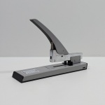 Grampeador Profissional, Marca Eagle, Modelo 938. Medidas: Altura: 17 cm, Largura: 7 cm, Comprimento: 28,5 cm, Peso 960 g.