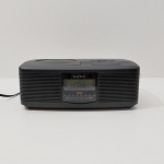 Rádio Relógio com CD, Marca Sony, Modelo ICF-CD810, Ligando, mas não testado o funcionamento. Medidas: Altura: 10,5 cm, Largura: 19 cm, Comprimento: 28,5 cm, Peso: 1750 g.