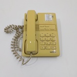 Telefone de Mesa com Fio, Marca Intelbras, Modelo Premium, Com Detalhes pelo Uso, Não testado o funcionamento. Medidas: Altura: 5,5 cm, Largura: 15 cm, Comprimento: 21 cm, Peso: 580 g. 