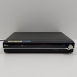 DVD Player, Marca LG, Modelo HT303SU, Ligando, mas não testado o funcionamento. Medidas: Altura: 6 cm, Largura: 32,5 cm, Comprimento: 36 cm, Peso: 2480 g.