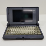 Notebook Processador de texto Pessoal Uls57, Marca Panasonic, Modelo FW-U1S57, Não acompanha o Carregador, Não testado o funcionamento. Medidas: Altura: 5,5 cm, Largura: 25,5 cm, Comprimento: 32 cm, Peso: 2920 g.