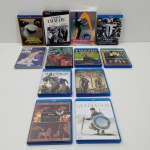 Lote com 12 DVDs/Blu-ray de Filmes Diversificados, Não testado o funcionamento de Nenhum. Medidas do Maior: Altura: 19,5 cm, Largura: 3 cm, Comprimento: 14 cm, Peso Total: 1650 g.