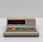 Jogo Pense Bem, Marca Tec Toy, Anos 80, Na Caixa com Manual, Em Bom Estado de Conservação, Não acompanha as Pilhas, Ligando, mas não testado o funcionamento. Medidas: Altura: 25 cm, Largura: 12 cm, Comprimento: 27,5 cm, Peso: 960 g.