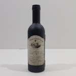 Kit Vinho 2 Peças em Formato de Garrafa de Vinho, Com Detalhes na Garrafa. Medidas: Altura: 23,5 cm, Largura: 6 cm, Comprimento: 6 cm, Peso: 220 g.