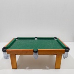 Mini Mesa de Sinuca em Madeira, Sem as Bolinhas. Medidas: Altura: 16 cm, Largura: 25 cm, Comprimento: 42 cm, Peso: 910 g.