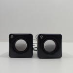 Par de Caixas de Som W400 para Computador ou Notebook, Não testado o funcionamento. Medidas de Uma: Altura: 7 cm, Largura: 7 cm, Comprimento: 7 cm, Peso Total: 190 g.