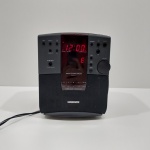 Rádio Relógio com Cd, Marca Magnavox, Modelo AJ3930 GY01, Ligando, mas não testado o funcionamento. Medidas: Altura: 18,5 cm, Largura: 17 cm, Comprimento: 15 cm, Peso: 2250 g.