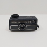Câmera Fotográfica Analógica, Marca Kodak, Modelo INSTAMATIC 11, Não testado o Funcionamento. Medidas: Altura: 7 cm, Largura: 5 cm, Comprimento: 12 cm, Peso 150 g.