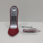 Telefone em Formato de Sapato, na cor Vermelha, Sem marca Aparente, Na caixa, Sem uso, Não testado o Funcionamento. Medidas da Caixa: Altura: 19 cm, Largura: 18,5 cm, Comprimento: 8,5 cm, Peso Tota: 350 g.