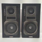 Par de Caixas de Som, Marca Sharp, Modelo CP-36B, Com Desgaste pelo uso, Não testado o Funcionamento. Medidas de Uma: Altura: 57 cm, Largura: 25 cm, Comprimento: 30 cm, Peso Total: 11960 g.