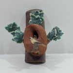 Enfeite Decoração em Formato de Ninho com Pássaros, João de Barro, Em Madeira e Argila, Com Desagastes na Parte de Baixo. Medidas: Altura: 27 cm, Largura: 17 cm, Comprimento: 25,5 cm, Peso: 1890 g.