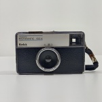 Câmera Fotrográfica Analógica, Marca Kodak, Modelo INSTAMATIC 133-X, Faltando o Botão na Parte de cima, Não testado o Funcionamento. Medidas: Altura: 7 cm, Largura: 5 cm, Comprimento: 11 cm, Peso: 190 g.