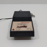 Coversor Tensão de 12 V.C.C., Marca Autron, Para Brinquedo de Auto Pista Elétrica, Ligando, Mas não Testado o Funcionamento. Medidas: Altura: 6 cm, Largura: 14,6 cm, Comprimento: 9,5 cm, Peso: 1040 g.