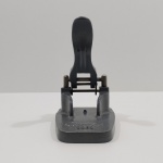 Antigo Furador Manual, Marca Carbex, Modelo 2002, Com Detalhes pelo Tempo e Uso. Medidas: Altura: 18,5 cm, Largura: 11,5 cm, Comprimento: 16,5 cm, Peso: 1690 g.