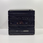 Aparelho de Som 4x1, Marca CCE, Modelo SS-5000CD, Com Desgaste Ligando, mas não testado o funcionamento. Medidas: Altura: 40,5 cm, Largura: 33,5 cm, Comprimento: 38 cm, Peso: 8610 g.