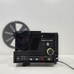 Antigo Projetor de Filme 8mm, Marca Chinon, Modelo SOUND 100, Com Degastes na Caixa, Acompanha o fio, Ligando, mas não testado o funcionamento. Medidas da Caixa: Altura: 34,5 cm, Largura: 27 cm, Comprimento: 41 cm, Peso Total: 7810 g.