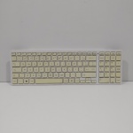 Teclado sem Fio , Marca LG, Modelo AEW73369803, Não testado o Funcionamento. Medidas: Altura: 3 cm, Largura: 12 cm, Comprimento: 38 cm, Peso: 460 g.