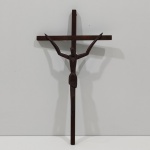 Decoração de Parede Crucifixo em Madeira. Medidas: Altura: 40 cm, Largura: 4,5 cm, Comprimento: 22 cm, Peso: 120 g.