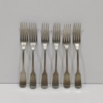 Jogo com 6 Garfos Antigos para Sobremesa, 205 Alpaca, Década de 50. Medidas de Um: Altura: 16,5 cm, Largura do Cabo: 1,5 cm, Comprimento: 2 cm, Peso Total: 180 g.