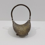 Enfeite de Mesa em Latão. Medidas: Altura: 17 cm, Largura: 11,5 cm, Comprimento: 17 cm, Peso: 150 g.