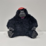 Pelúcia Gorila Macarena, Década de 90, Com a Música Tocando. Medidas: Altura: 17,5 cm, Largura: 13,5 cm, Comprimento: 17 cm, Peso: 360 g.