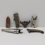 Lote com 6 Peças, Materiais de Facas Ornamentais, Em Metal. Medidas do Maior: Altura: 16 cm, Largura: 2 cm, Comprimento: 4,5 cm, Peso Total: 670 g.