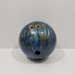 Bola de Boliche, Marca Ebonite, Modelo Maxim, Com a Bolsa e o Suporte na parte de Dentro, Com Detalhes pelo Uso. Medidas com a Bolsa: Altura: 28 cm, Largura: 26 cm, Comprimento: 36,5 cm, Peso: 8110 g. 