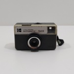 Antiga Câmera Fotográfica Analógica, Marca Kodak, Modelo Instamatic 54X, Não testado o funcionamento. Medidas: Altura: 7 cm, Largura: 6 cm, Comprimento: 11 cm, Peso: 190 g. 