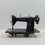 Antiga Máquina de Costura, Marca Vigorelli, Com Detalhes pelo Uso, Não testado o funcionamento. Medidas: Altura: 27,5 cm, Largura: 18 cm, Comprimento: 42,5 cm, Peso: 12810 g.